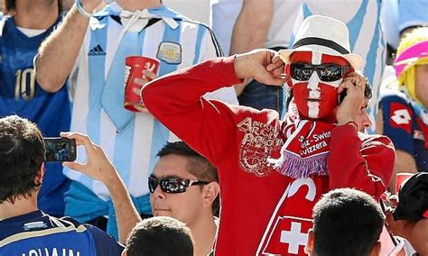 Argentino Proibido De Entrar Em Estádios Se Fantasia De Suíço E Dribla