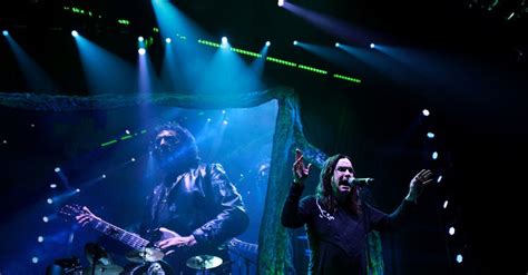 chorus karena peradaban takkan pernah mati walau diledakkan, diancam 'tuk diobati karena peradaban berputar abadi kebal luka bakar, tusuk, atau caci maki. Sejarah Heavy Metal: dari Perlawanan Hingga Lirik yang Penuh Amarah - Tirto.ID