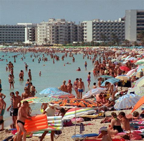 Besuchen sie die berühmte partymeile von mallorca. Mallorca: Wo Touristen am Ballermann noch trinken dürfen ...
