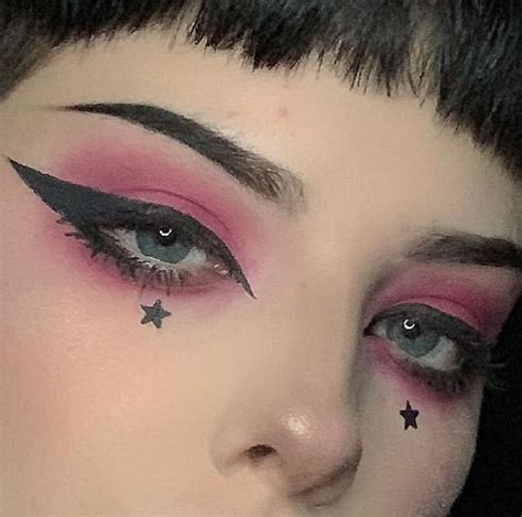 💌 𝚙𝚎𝚊𝚌𝚑𝚢𝚙𝚒𝚕𝚕𝚜 emo makeup makeup eyeliner grunge makeup