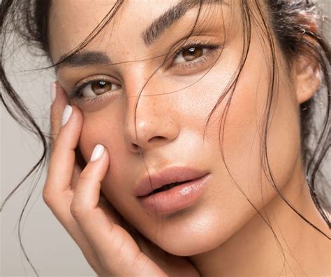 How To Get Dewy Skin Without Makeup