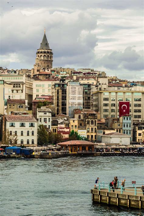 Stadtansicht mit Galata Turm auf das Goldene Horn in Istanbul Türkei