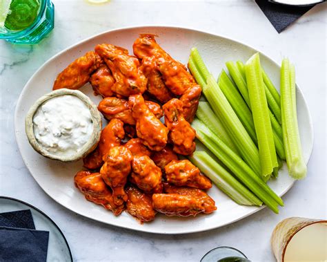 Combine the butter, hot sauce, pepper and garlic powder in a small saucepan over low heat. Basic Frank's Buffalo Wings Recipe