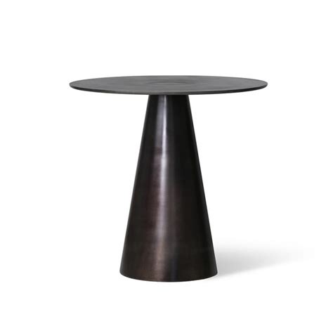 Son unique pied évite une potentielle gêne contrairement à un modèle avec 4 pieds situés. hk living table basse ronde pied conique metal noir