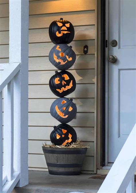 Colourfulness isn't needed this year. Front Porch & Outdoor Halloween Decorating Ideas • The ...