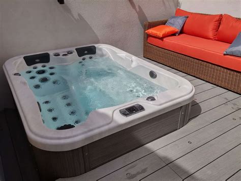 Be Well Toronto Hot Tub Luxury 3 Person Canadian Built