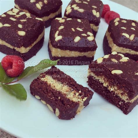 Шоколадные пирожные с кокосом и кедровыми орешками (без муки, без масла ...