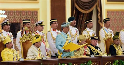 Raja berperlembagaan & demokrasi berparlimen (bahagian 1). RUNDINGKAN SEBARANG PERJANJIAN ANTARABANGSA DENGAN MAJLIS ...