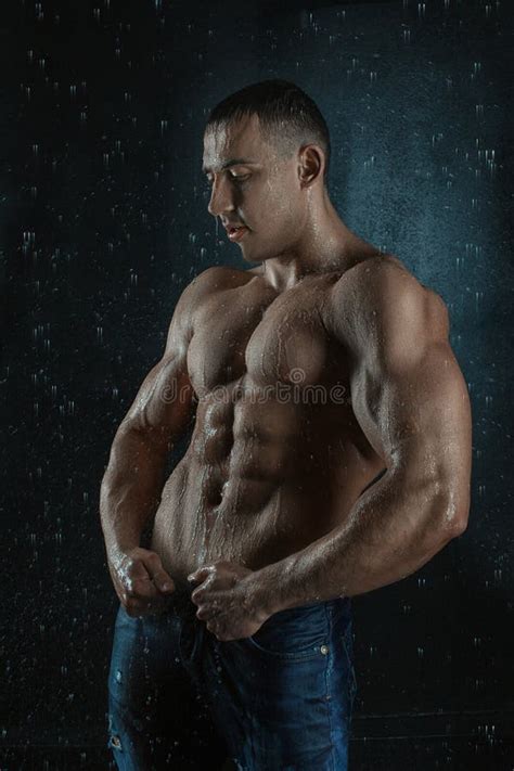 L Homme Avec De Grands Muscles Devient Humide Sous La Pluie Photo Stock