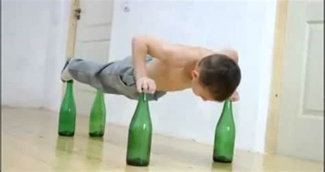 Niño hace lagartijas encima de botellas Videos Metatube