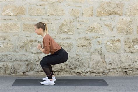 Bauch, beine, po und oberkörper zuhause trainieren kann so einfach sein. Die 6 besten Theraband Übungen für Beine und Po ...