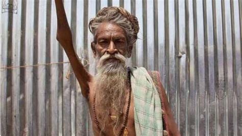 Este sadhu indio lleva años con el brazo levantado como penitencia por la paz en el mundo