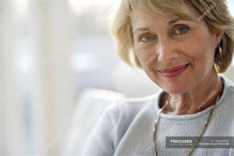 Attractive Mature Woman Smiling — Face Happy Stock Photo 160565952