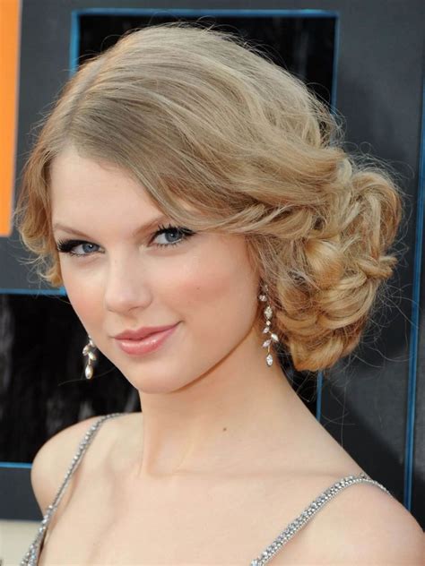 Hair lordzzzhey guys in this video i wanted to show you the most common hairstyle that taylor swift loves which is????? Taylor Swift Hairstyles - Different Looks Sported By Swift