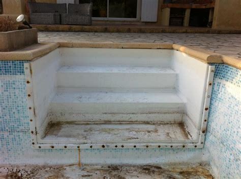 Nombreuses formes et couleurs disponibles, skimmer standard ou miroir, filtration, nage à contre courant, éclairage. La pose d'un liner armé vert caraïbe sur une piscine au ...