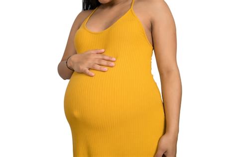 close de uma mulher grávida tocando sua grande barriga foto grátis