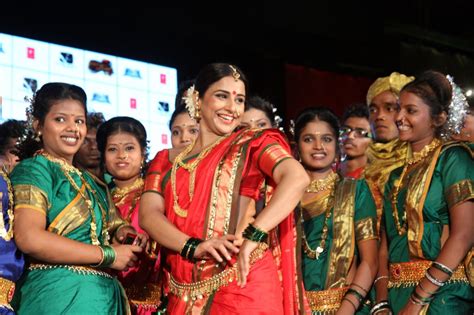 Vidya Balan Posing With Lavani Dancers At The Launch Of Lavani Song