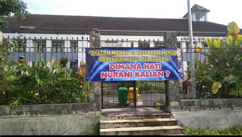 Apa itu teknisi mekanik radio ? Urusan Perut, Karyawan RSUD Cikawet Demo Bentangkan Spanduk Protes - Ragam Daerah
