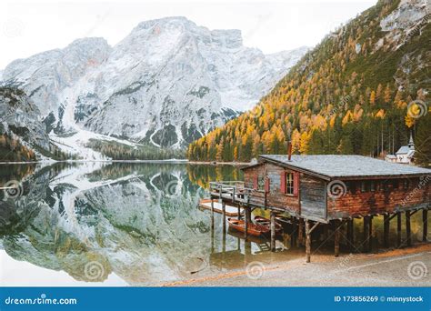 Lago Di Braies In Fall Dolomites Zuid Tirol Italië Stock Afbeelding