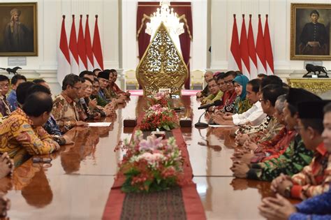 Diusulkan Kahmi Presiden Jokowi Nilai Prof Lafran Pane Layak Jadi