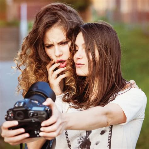 Dos Hermosas Chicas Felices Jóvenes Hacen Auto Foto Fotografía De