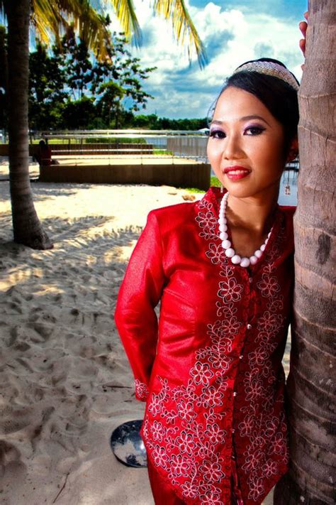 Through his experience, latiff understands the tragic circumstances that led to him being orphaned, and also finds an old friend.the red kebaya. Hanna Si Merah Jambu: The Red Kebaya Photoshoot ( Saloma ...