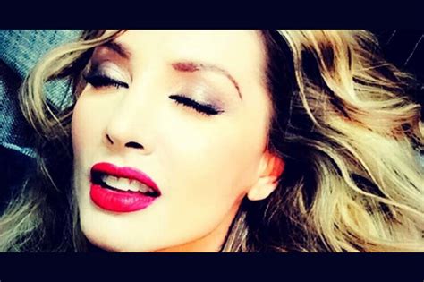 *el usuario deberá ingresar a la siguiente página web. ¿Qué se le cayó a Paty Navidad en un show de TV?