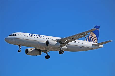 N433UA: United Airlines Airbus A320-200 (Recent Battle With The Birds)