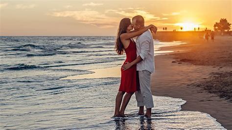 Couple Is Standing On Beach Kissing In Sunrise Background Hd Couple Wallpapers Hd Wallpapers