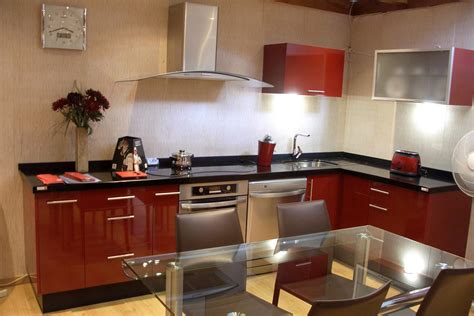 Este modelo de gabinete para cocinas en formica es idóneo para aplicaciones verticales para complementar con el resto de la estancia para proyectar un estilo versátil como soporte para un. Cocinas