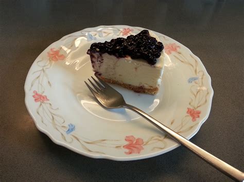 American cheesecake is baked low and slow in a waterbath. 免焗藍莓芝士蛋糕 No Bake Blueberry Cheese Cake - 本土派廚房好食誌 YummyYumBlog
