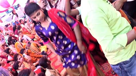 जिला मैनपुरी में लडकी का बेहतरीन अंदाज में देहाती नाच rinkushastri youtube