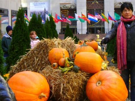 Es cierto que en octubre la ciudad se llena de calabazas telarañas y esqueletos pero el