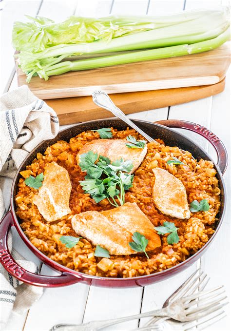 Fragrant spanish chicken and rice cooked with onions, peppers and peas is guaranteed to be a winner. Easy One Pot Arroz Con Pollo - Jen Elizabeth's Journals