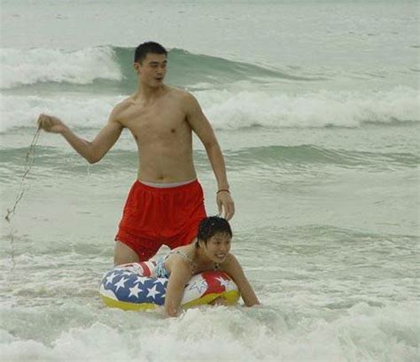 Yao Ming Having A Good Time With Girlfriend On The Beach