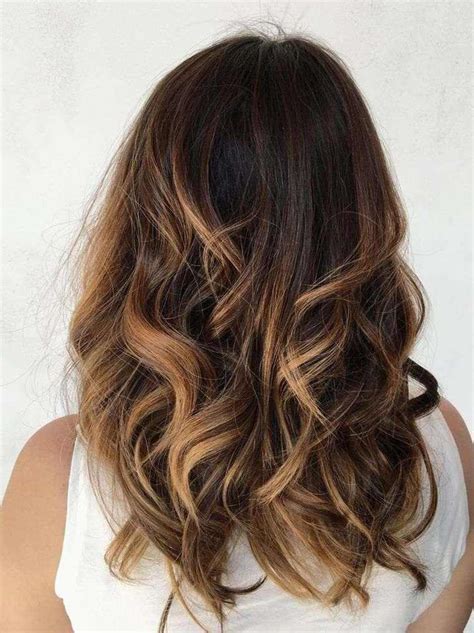 Pour en finir avec les cheveux ternes, on opte pour un balayage lumineux. Un balayage blond sur cheveux bruns, est-ce possible