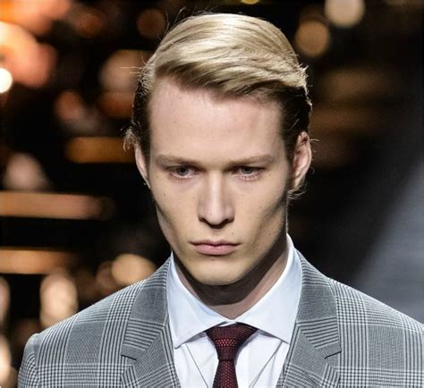 Passa all'altro lato della riga e ripeti la manovra. Capelli uomo: le tendenze per l'autunno/inverno 2016