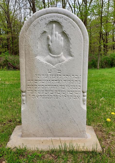 Hebrew on a gravestone - Ligonier, Indiana : r/CemeteryPorn