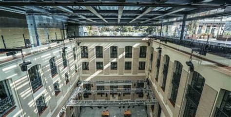 La casa encendida es un centro social y cultural de obra social caja madrid inaugurado en diciembre de 2002, y está situado en el lugar donde se ubicaba la además, la casa encendida cuenta con un completo centro de recursos (biblioteca, mediateca, hemeroteca, laboratorio de radio, fotográfico y. La Casa Encendida | Turismo Madrid