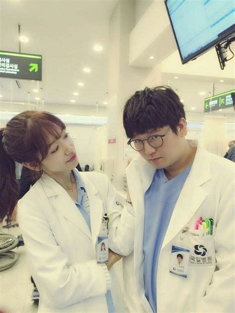 O akıllı ve gözü pek bir beyin cerrahı oluyor ama başkalarına güvenmiyor ve etrafındaki insanlardan duygusal bir uzaklıkta tutuyor kendisini. Park Shin Hye as Hyejung #Doctors | パク・シネ, 韓国ドラマ, 韓国