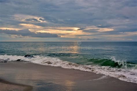 Salida Del Sol Hermosa De La Playa Con Los Cielos Divinos Imagen De