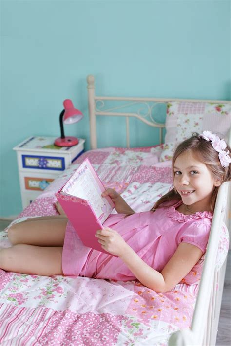 Mädchen Im Bett Stockbild Bild Von Pyjamas Ausdruck 29116943