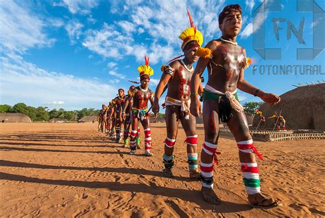 Índios Kalapalos Dançando No Ritual Kuarup Na Aldeia Aiha No Parque Indígena Do Xingu Kalapalo
