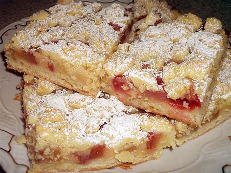 Dieser kuchen ist nicht nur unglaublich saftig, sondern dank der luftigen baiserhaube auch noch knusprig und rhabarber waschen, putzen und schälen. Hefeteig rhabarberkuchen Rezepte | Chefkoch.de