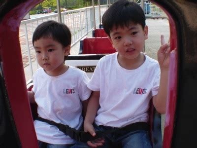 성종의 아들 #연산군 어릴 때 어머니가 사약을 받은 걸 즉위하고 알게 된 연산군은 그때부터 폭군으로 변하게 되는데. 이봉주 귀요미 아들, 아기 모델 해도 될정도 : 네모판