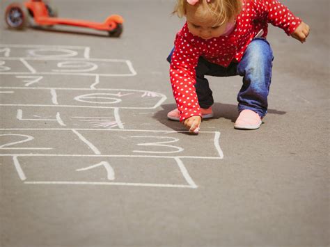 Los juegos de patio son los juegos infantiles clásicos , son tradicionales y también puedes. Cómo jugar a la rayuela: reglas básicas y variaciones