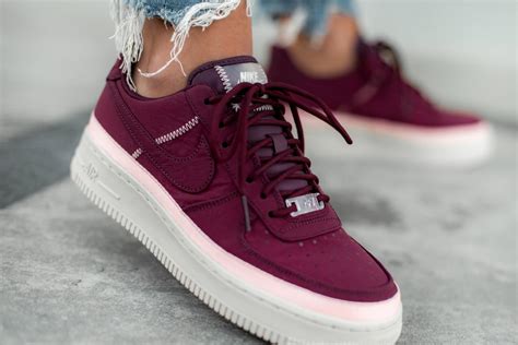 Their designer bruce kilgore named the kicks after the plane that carries the president of the united states. Nike Women's Air Force 1 SE Night Maroon/Coral Dust ...