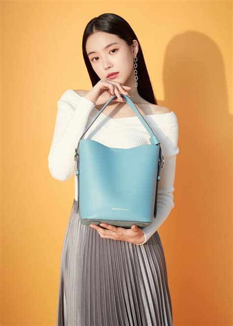 She is only 22 years old. Apink Naeun - Photoshoot for Samantha Thavasa S/S 2019 ...