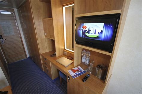 Cabin size can vary carnival boasts one of the largest average cabin sizes in the cruise industry at 185 square feet for the beds, sitting area, vanity and bathroom. Carnival Breeze Staterooms & Cabins Ship Review | Carnival ...