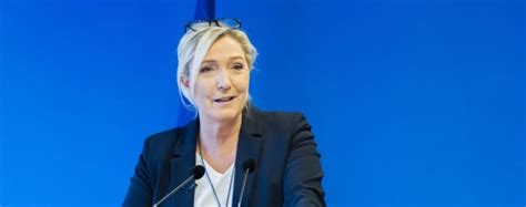 Un sondage réalisé par l'institut harris annonce marine le pen en tête du premier tour avec 26%. Marine Le Pen announces her candidacy for 2022